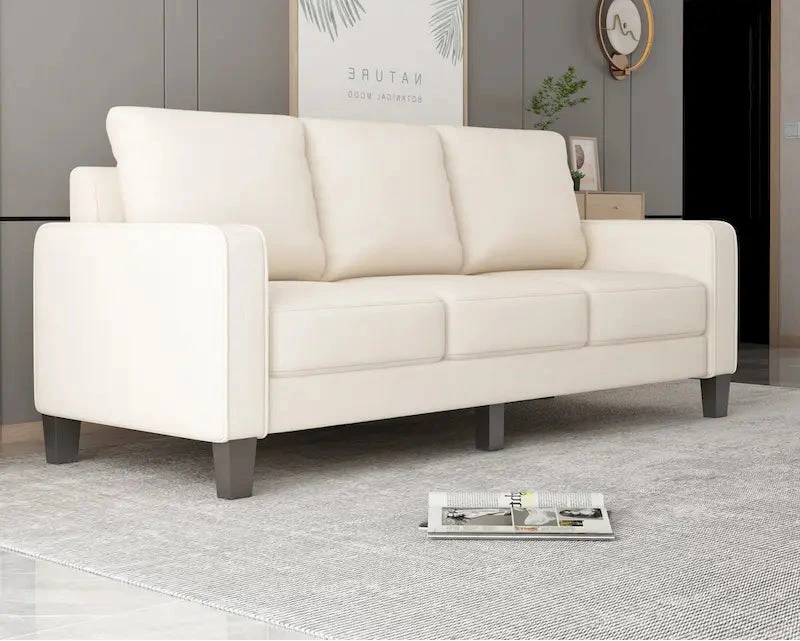 Canapé en tissu beige avec accoudoirs carrés et dossier capitonné