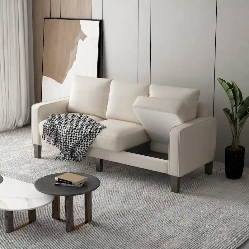 Canapé en tissu beige avec accoudoirs carrés et dossier capitonné